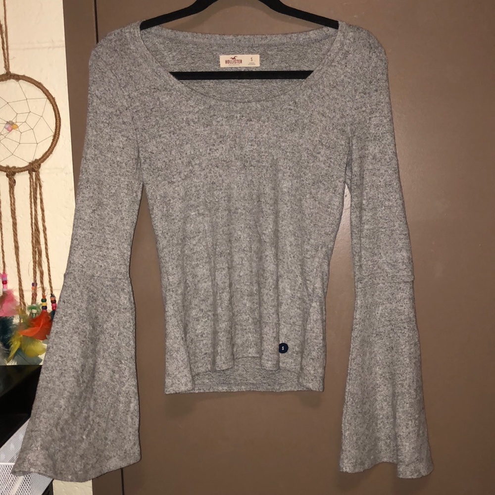 Small bell sleeve shirt